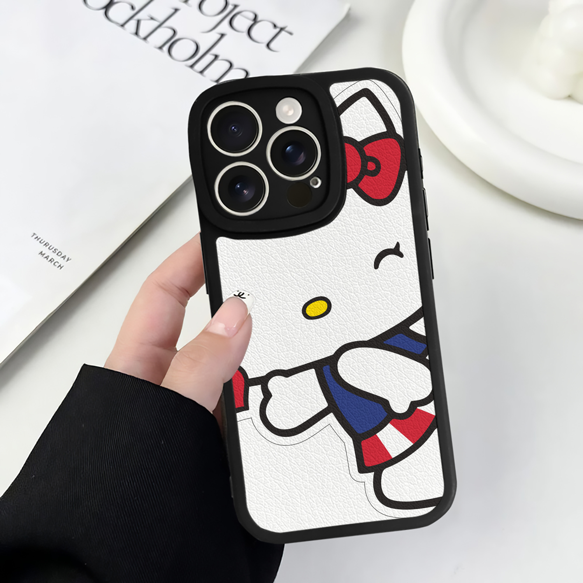 （画像用） Hello Kitty ハローキティ 【iPhone 16シリーズ対応】シリコンスマホケース（レザー調） 材質：シリコン